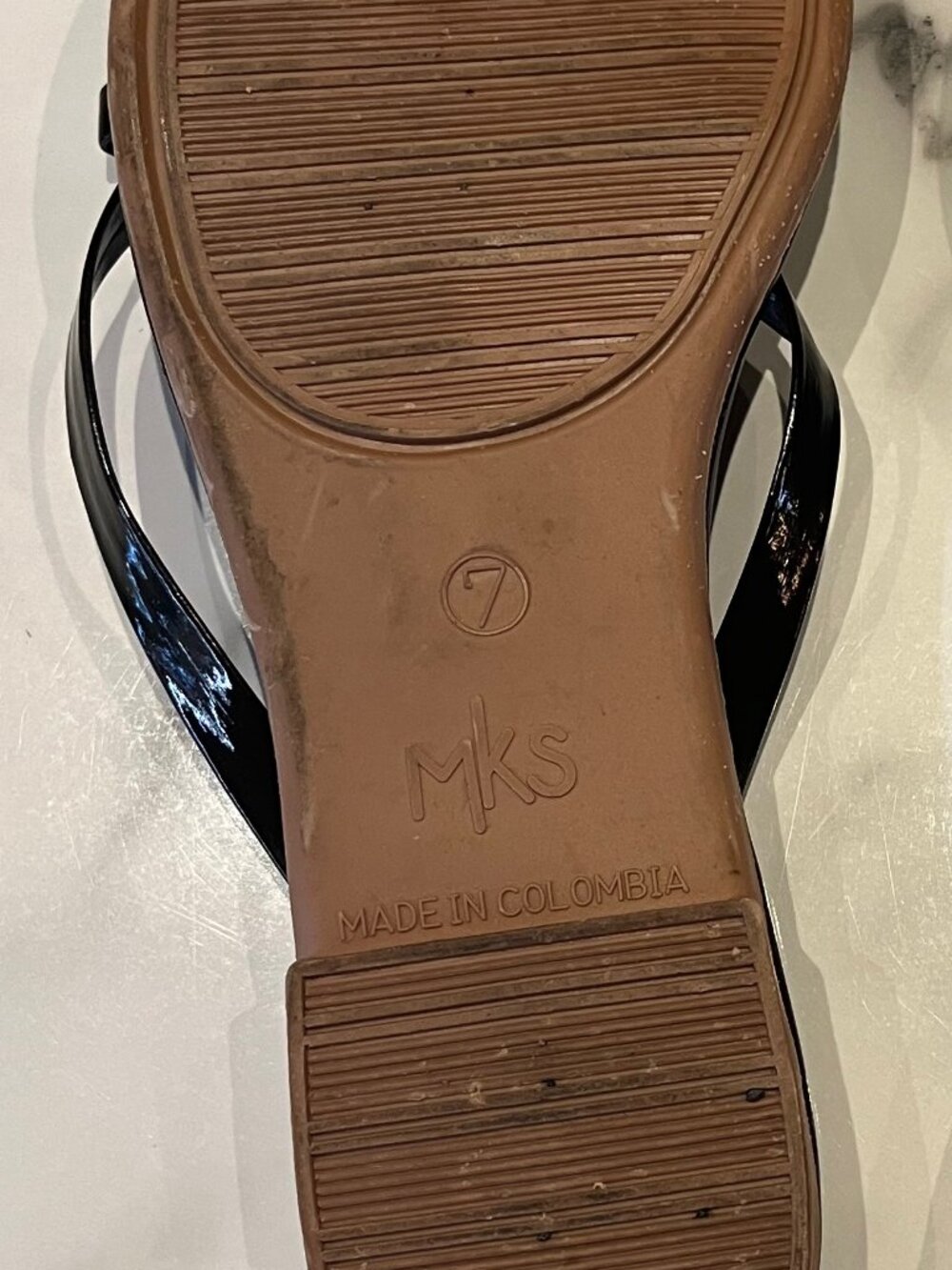 MKS Maker's Shoes black patent bow flip-flop sandal - Size 7 - Picture 7 of 7